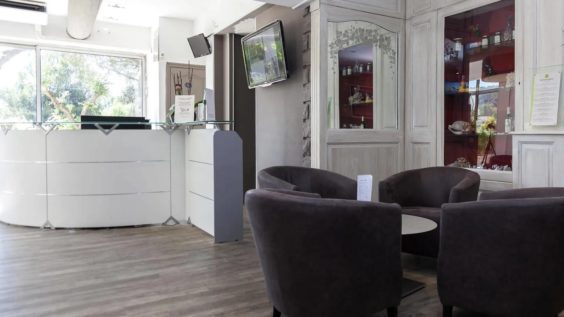 Logis Hotel & Restaurant L'Etape Bouc Bel Air - Gardanne  Bouc-Bel-Air